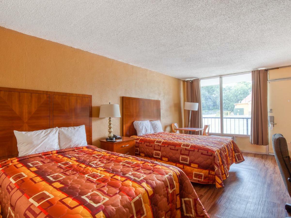 Budgetel Inn & Suites Forest Park Exteriör bild