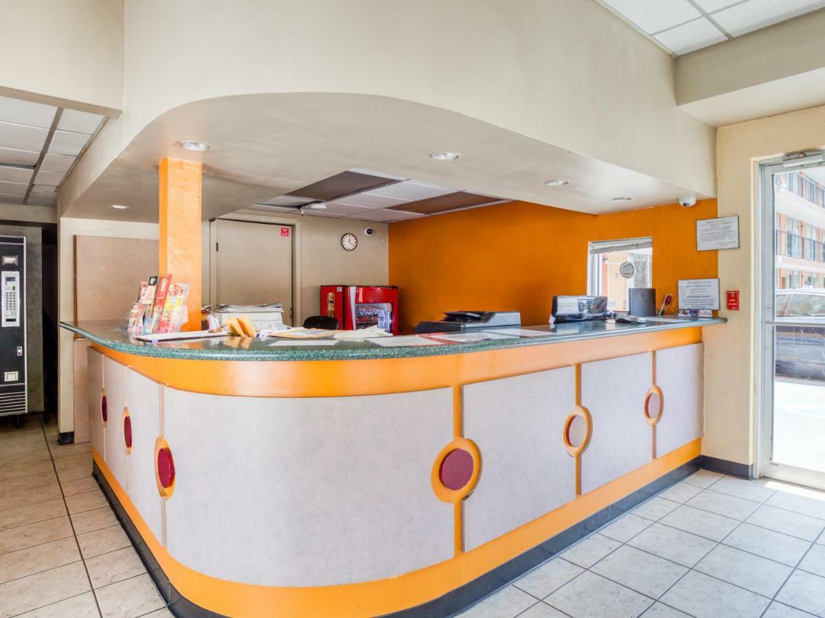 Budgetel Inn & Suites Forest Park Exteriör bild