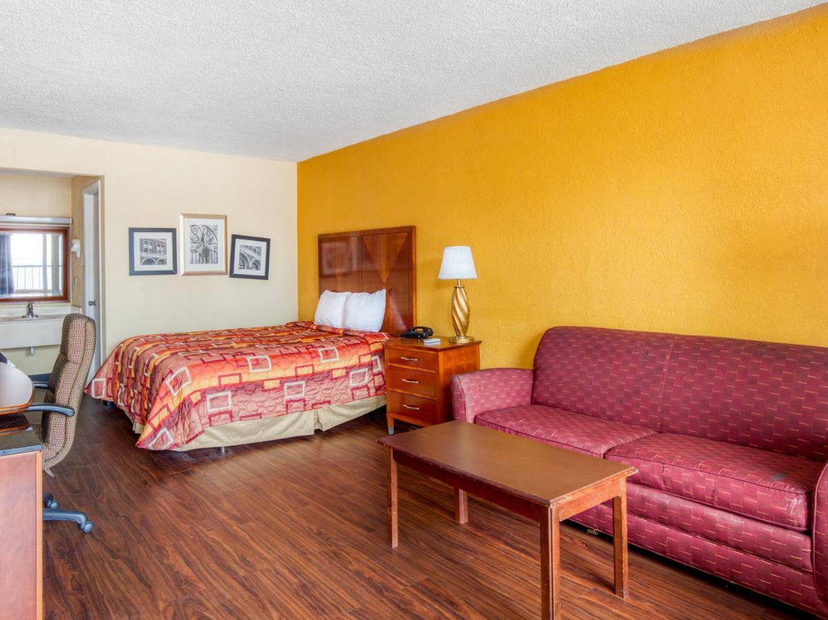 Budgetel Inn & Suites Forest Park Exteriör bild