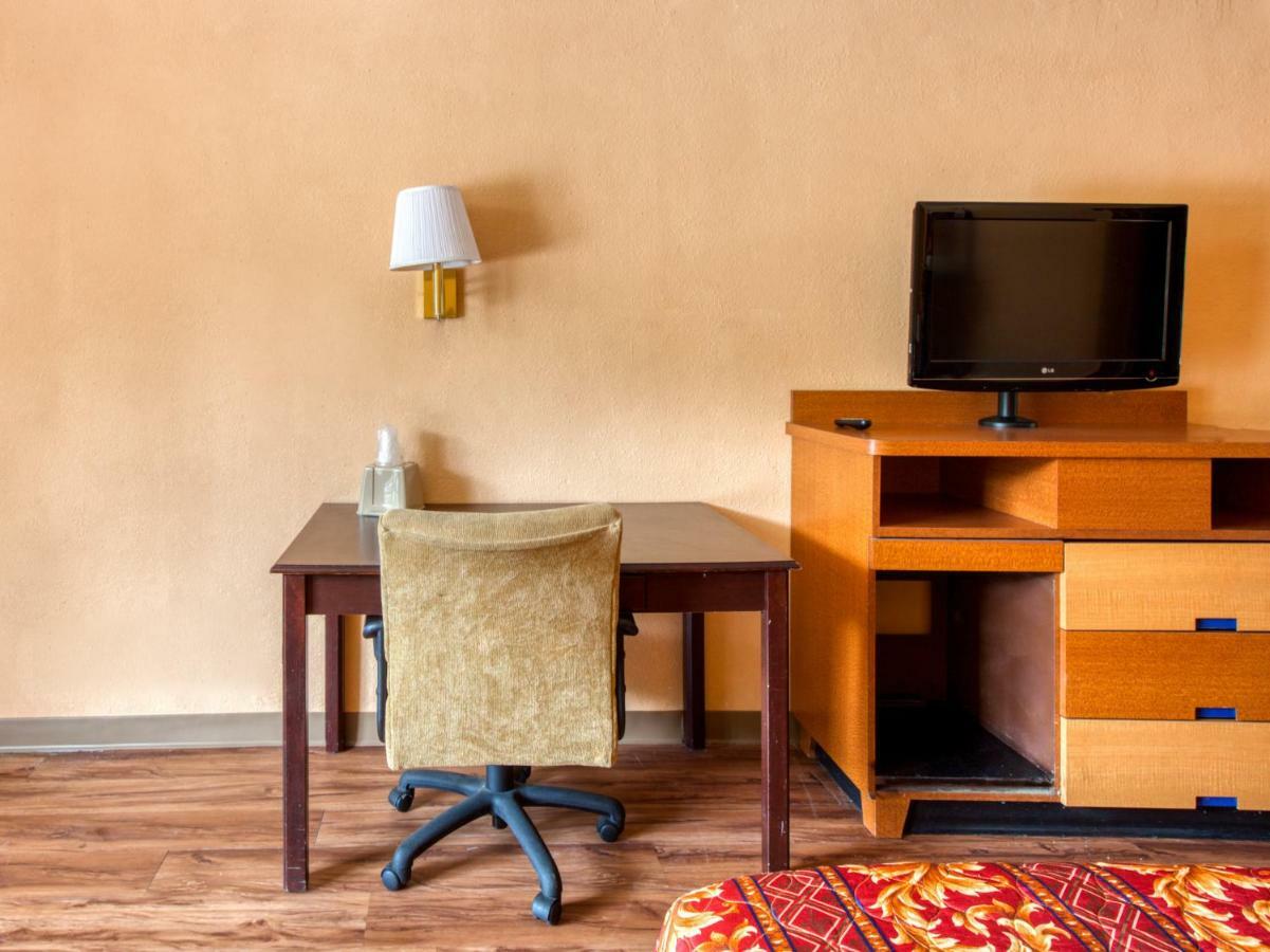 Budgetel Inn & Suites Forest Park Exteriör bild
