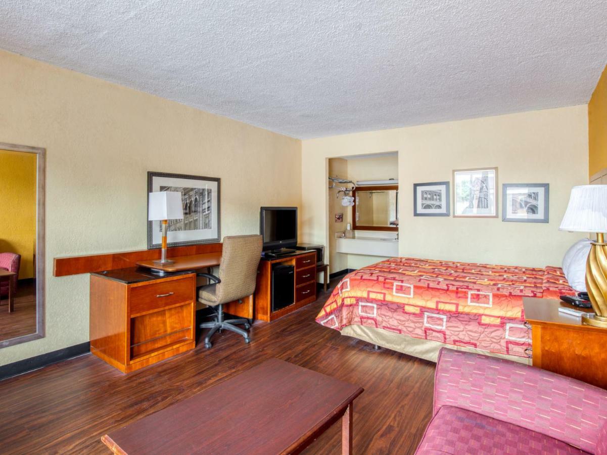 Budgetel Inn & Suites Forest Park Exteriör bild