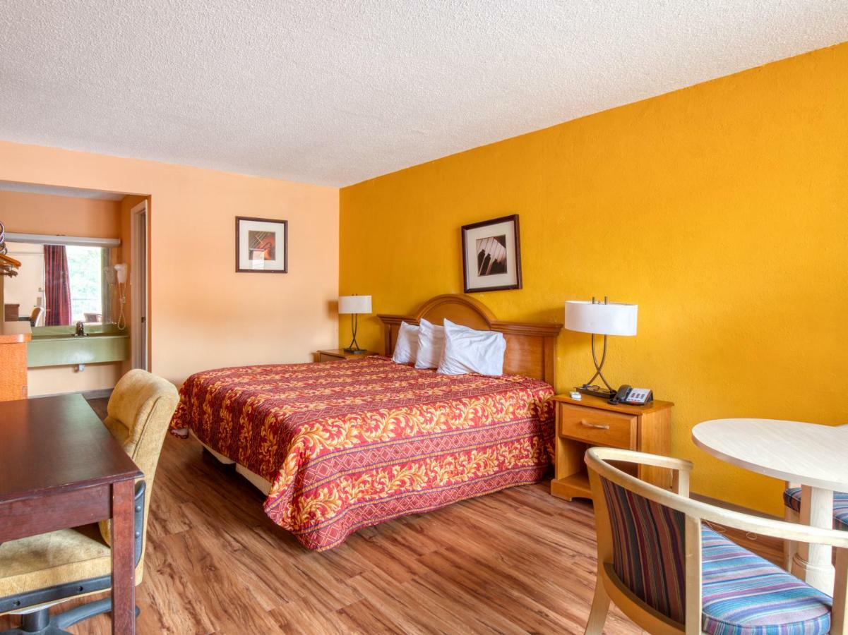 Budgetel Inn & Suites Forest Park Exteriör bild