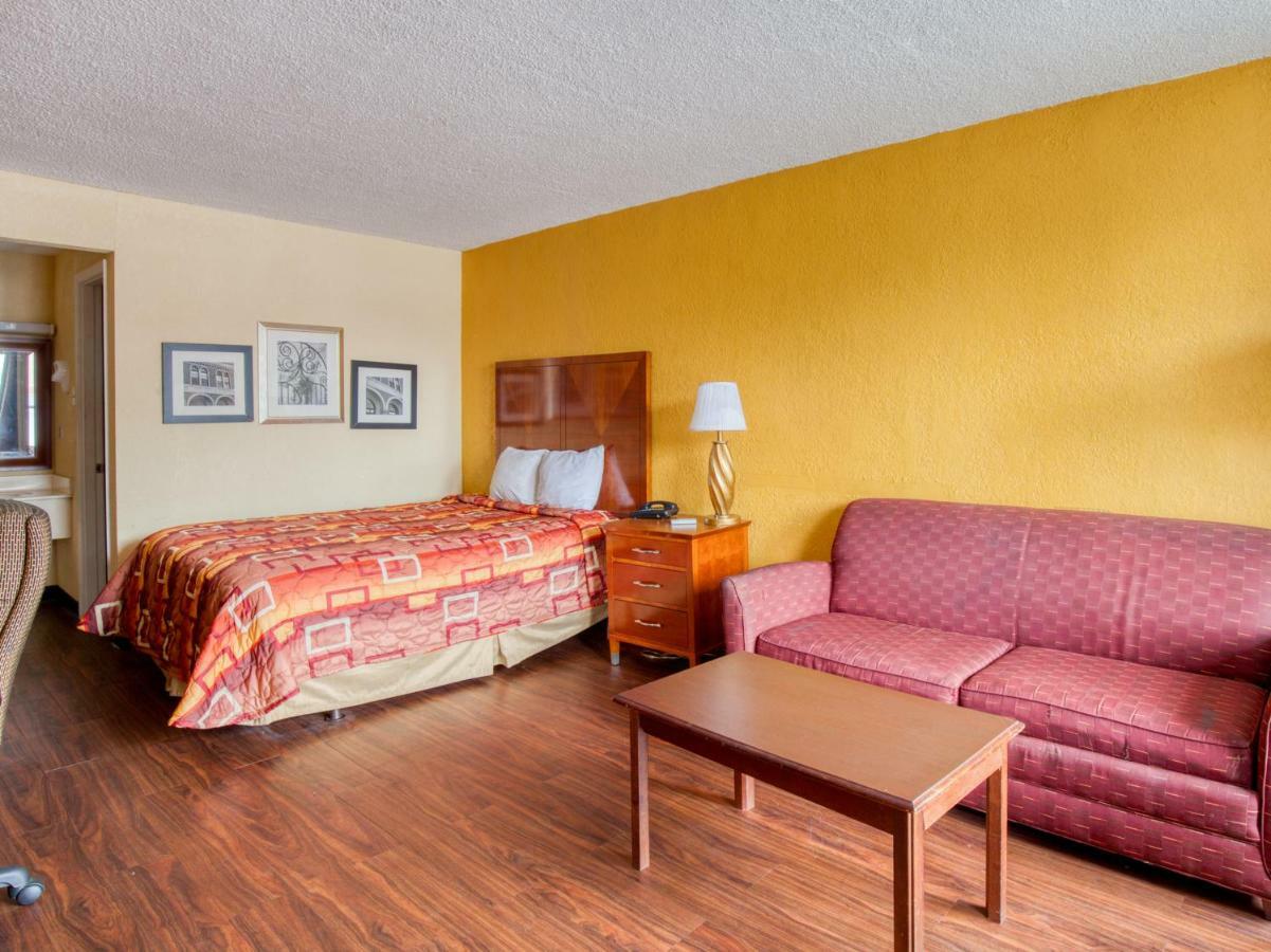 Budgetel Inn & Suites Forest Park Exteriör bild