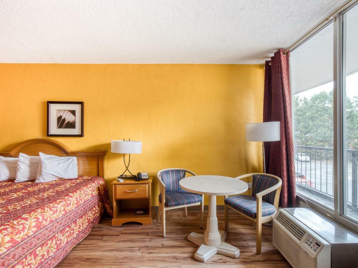 Budgetel Inn & Suites Forest Park Exteriör bild