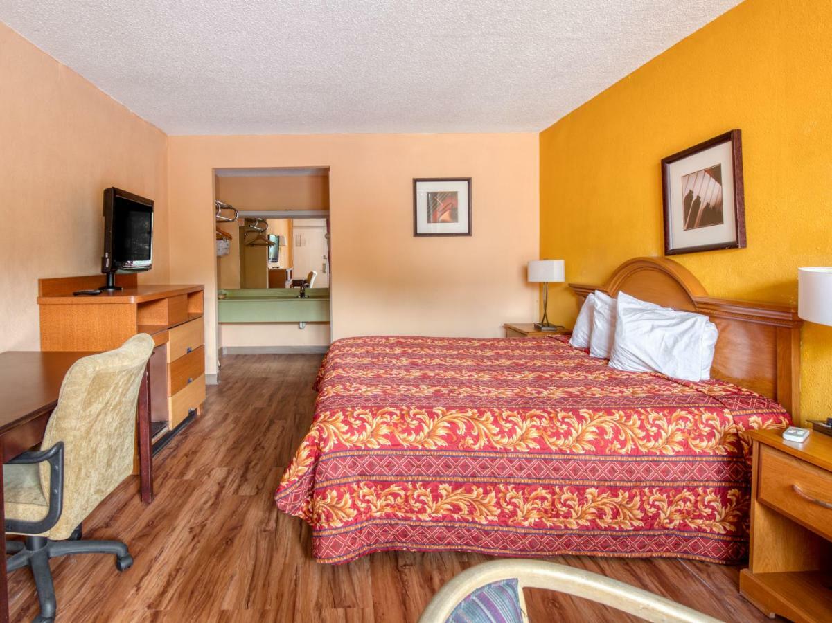 Budgetel Inn & Suites Forest Park Exteriör bild