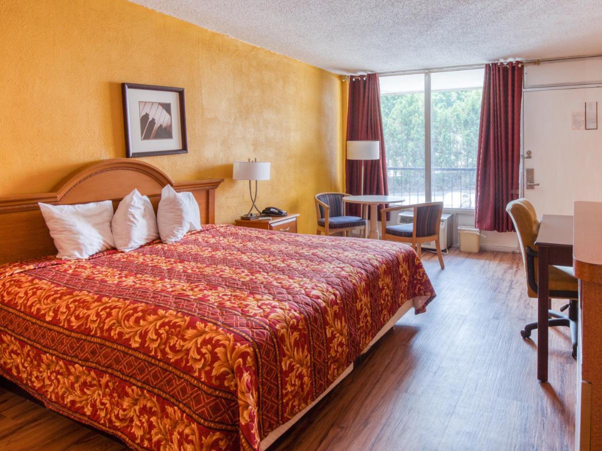 Budgetel Inn & Suites Forest Park Exteriör bild
